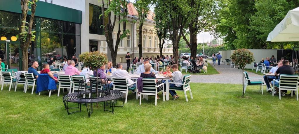 Boutique Hotel Cocosul De Aur Targu Mures Exterior photo